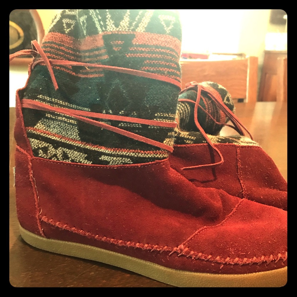 🎉 SOLD 🎉Tom’s Moccasin Boots-burgundy